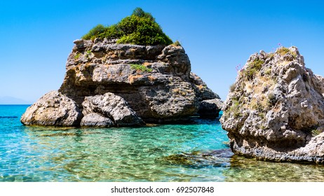 Eine schöne Reflexion von Steinen im Wasser, Strand von Porto Zoro, Zakynthos, Griechenland