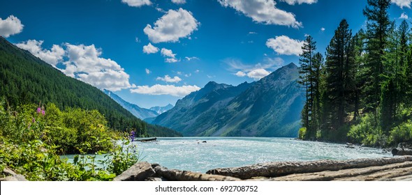 Wunderschöner Panoramablick auf den Kucherla-Bergsee und die Bergkette. Belukha-Nationalpark, Republik Altai, Sibirien, Russland