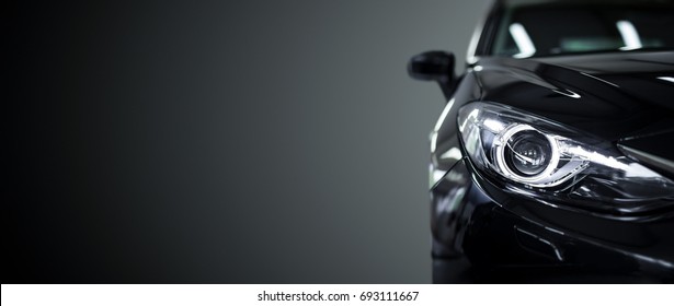 Mobil modern berwarna hitam dengan latar belakang hitam.
