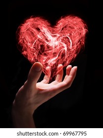 Hand wat rookhart hou as 'n simbool van die brose aard van liefde of kan iemand simboliseer wat liefde gee.