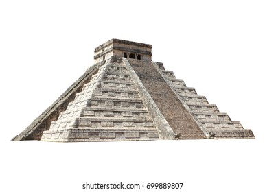 Ancienne pyramide maya (temple de Kukulcán), Chichen Itza, Yucatán, Mexique. Site inscrit au patrimoine mondial de l'UNESCO. Isolé sur fond blanc.