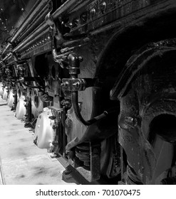 Nahaufnahme abgewinkeltes Ansichtsfoto des Weinlesezugmotors in der Schwarzweiss-Unterseite, die mechanische Teile und Rohre zeigt