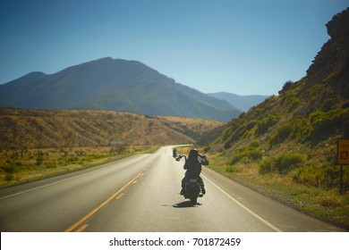 谷を走るオートバイ