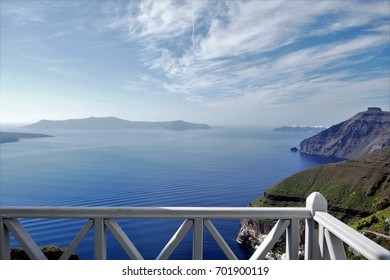 Ngày hạnh phúc nhìn ra miệng núi lửa ở Santorini, Hy Lạp