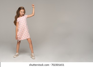 ピンクのドレスで幸せな若い女の子