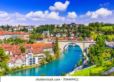 Bern, Schweiz. Blick auf die Altstadt und die Nydeggbrücke über die Aare.