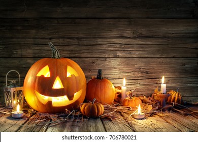 Calabazas De Halloween Y Velas En Madera