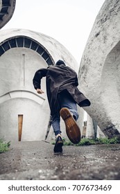 Hipster yang melarikan diri dengan kostum karakter film