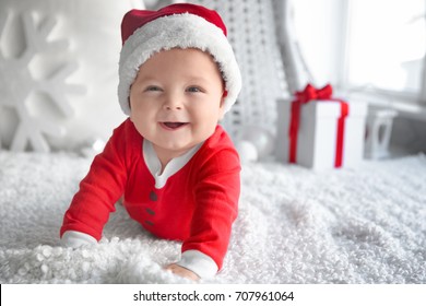 Em bé dễ thương trong chiếc mũ ông già Noel trên vải mềm