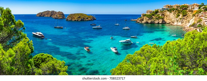 Majorca Panorama, vịnh cảnh biển tuyệt đẹp với du thuyền sang trọng tại bờ biển Santa Ponsa, biển Địa Trung Hải Mallorca, quần đảo Balearic.