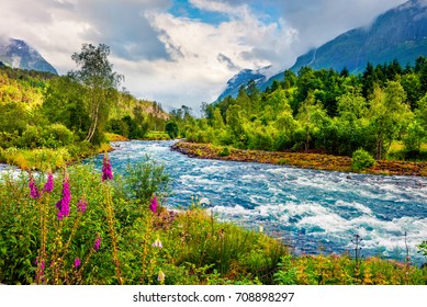 Espectacular vista de verano del río Loelva, ubicado cerca del pueblo de Loen, municipio de Stryn, condado de Sogn og Fjordane, Noruega. Escena colorida y soleada en Noruega. Belleza del fondo del concepto de naturaleza.