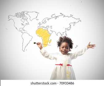 Lächelndes afrikanisches kleines Mädchen mit Zeichnung der Welt im Hintergrund