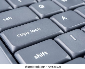 Caps Lock ボタンにフォーカスがあり、背面にソフト フォーカスがある灰色のキーボード