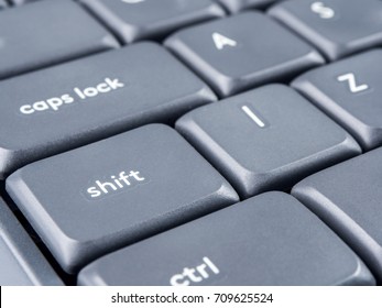 Shift ボタンにフォーカスがあり、背面にソフト フォーカスがある灰色のキーボード