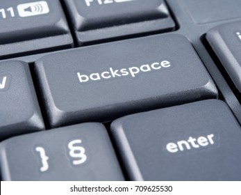 バックスペース ボタンにフォーカスがあり、背面にソフト フォーカスがある灰色のキーボード