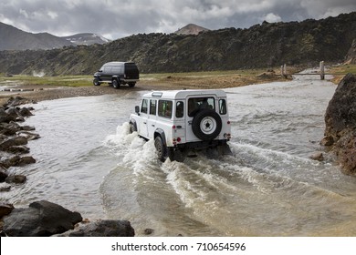 járművek gázló folyón landmannalaugar, Izland