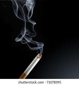 Brennende Zigarette mit Rauch auf schwarzem Hintergrund