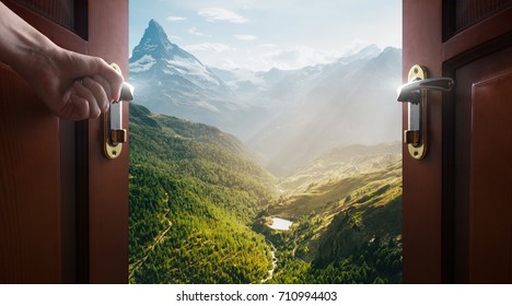 раката ја отвора вратата на празната соба кон природата и планините