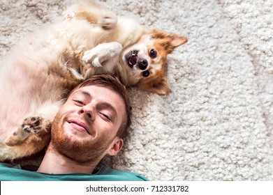 de jonge man met een hond wordt gespeeld. close-up portret