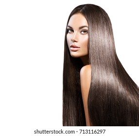 Mooi lang haar. Schoonheid vrouw met luxe sluik bruin haar. Mooi donkerbruin model, gezond haar. Dame met lang glad glanzend steil haar. Kapsel, genezen. Geïsoleerd op witte achtergrond