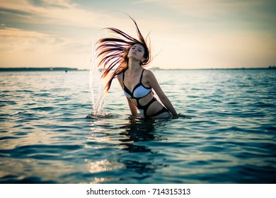 schöne Frau gegen das Meer