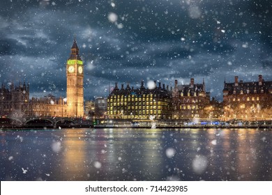 Big Ben en Westminster op een koude winternacht met vallende sneeuw, Londen, Verenigd Koninkrijk