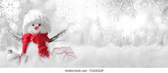 Manusia salju dalam pengaturan musim dingin, latar belakang Natal.