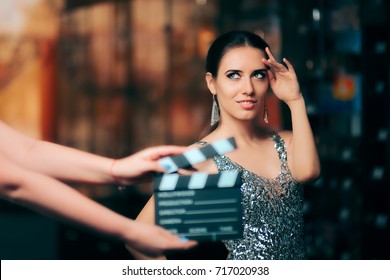 Glamorous Model Starring in Fashion Campaign Video Commercial - Markenbotschafter-Diva unterstützt eine modische Marke, während sie in einem Studio dreht