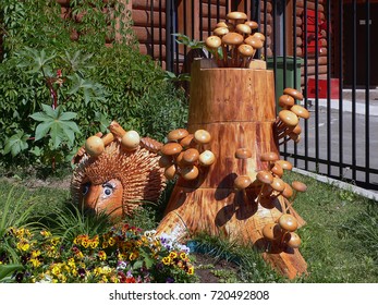 Escultura de madeira no parque da cidade. Trata-se de um ouriço e cogumelos em cânhamo, feito à mão