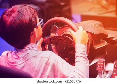 Jongen spillen e Rennspill.Joy Games Driving Gamer.