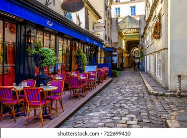 Vista típica de la calle parisina con mesas con mesas de café en París, Francia. Arquitectura y señal de París. Acogedor paisaje urbano de París
