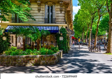 Boulevard Saint-Germain in Parijs, Frankrijk. Boulevard Saint-Germain is een belangrijke straat in Parijs. Gezellig stadsbeeld van Parijs. Architectuur en bezienswaardigheden van Parijs.