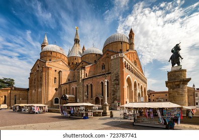 La basílica de Sant'Antonio en Padua, Italia, en un día de verano