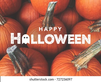 Tipografía feliz halloween con fondo de calabazas