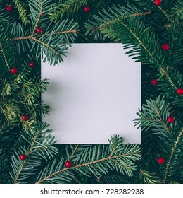 Tata letak kreatif yang terbuat dari cabang pohon Natal dengan catatan kartu kertas. Berbaring datar. Konsep Tahun Baru Alam.