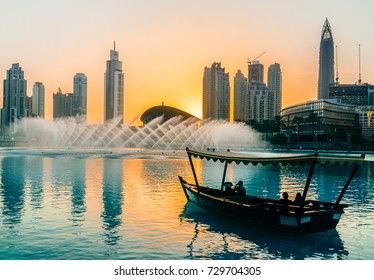 Air mancur bernyanyi di Dubai. Dubai promenade bernyanyi air mancur di latar belakang arsitektur. Dubai. Di musim panas 2016.