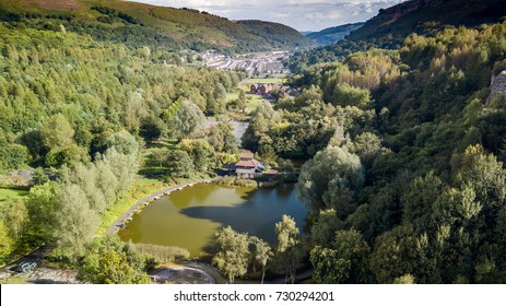 Een klein meer omringd door bomen in Zuid-Wales, gezien vanaf de