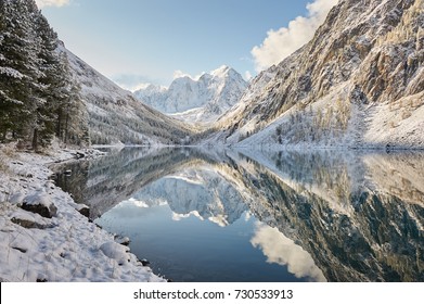雪に覆われた冬の山の湖、ロシア、シベリア、アルタイ山脈、中谷尾根。