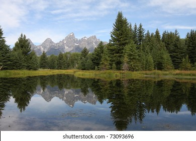 水に映るテトン山脈と森