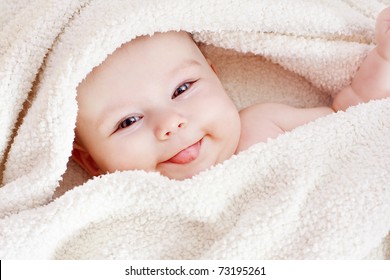 タオルを持った赤ちゃん