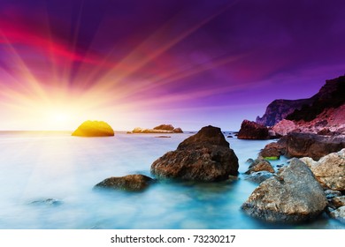 Hermosa puesta de sol de verano sobre el mar. imagen HDR