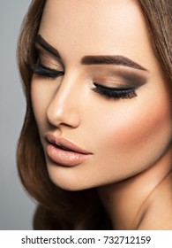 Closeup rostro de una bella mujer con pestañas largas. Retrato de una hermosa joven adulta. Señora atractiva atractiva que presenta en el estudio.