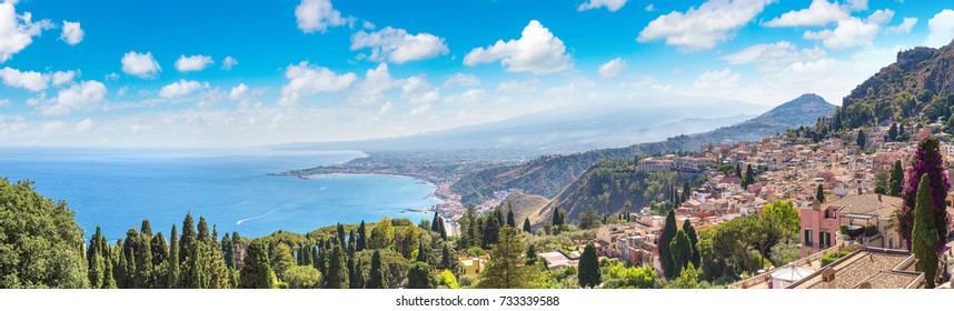 Vista aérea panorámica de Taormina en Sicilia, Italia en un hermoso día de verano