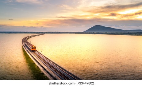 Ảnh trên không Tàu đang chạy trên cầu Trên hồ Pa Sak Dam Lopburi Thái Lan Ánh nắng đẹp Giờ vàng