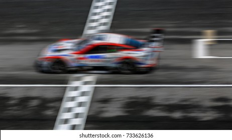 モーション ブラーでフィニッシュ ラインを越える国際レース トラックでのスーパーカー レース。