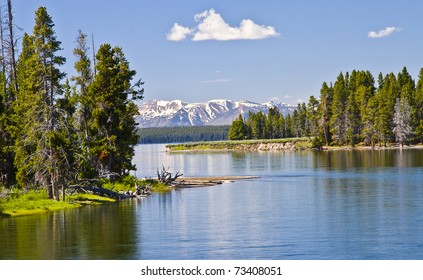 lago y montañas