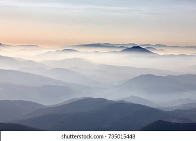 Niebla en las montañas al atardecer, Oiz, País Vasco