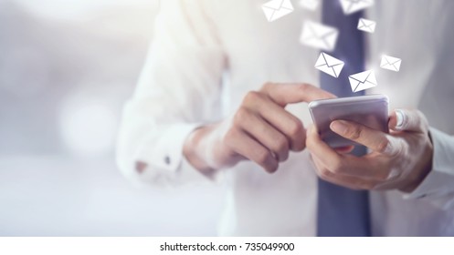 Nuevos mensajes en el teléfono móvil, manos del empresario abriendo la bandeja de entrada para ver la comunicación por correo electrónico pendiente, copiar espacio.
