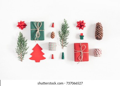 Composición navideña. Regalos de Navidad, ramas de pino, juguetes sobre fondo blanco. Vista plana, vista superior.