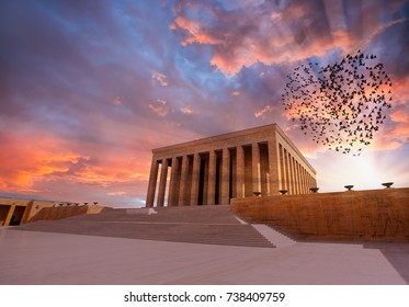 Anitkabir - Mausoleum of Ataturk, Ankara Tyrkiet - Silhuetter af flyvende flokfugle (i form af hjerte)